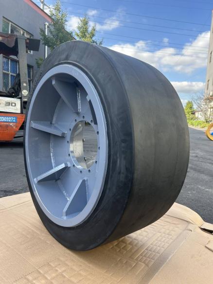Large smooth solid wheel for industrial and boarding-bridge applications