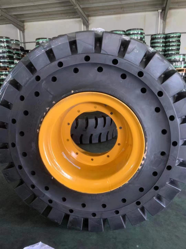 Large aperture-type solid OTR tyre mounted on an industrial rim